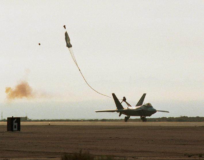 为了验证反尾旋伞系统可靠性，试验机需要在地面滑跑和正常飞行状态下测试反尾旋伞系统的展开与抛离。之后正式量产的F-22同样需要进行相关流程。