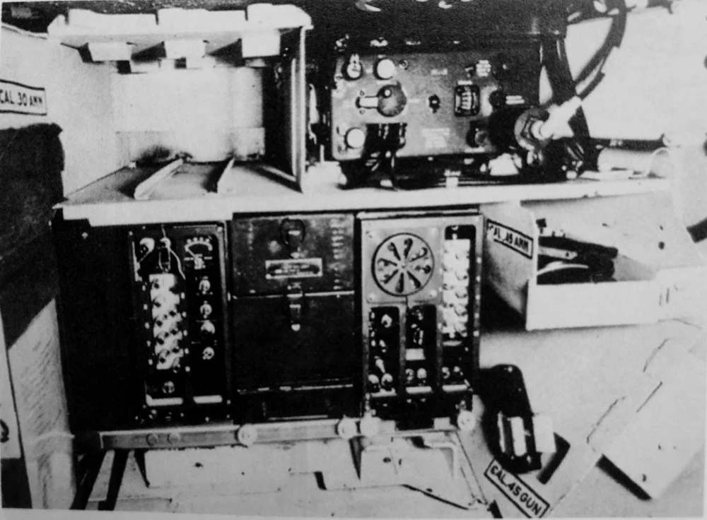 T32的电台，左侧是7.62毫米弹药的储存位置