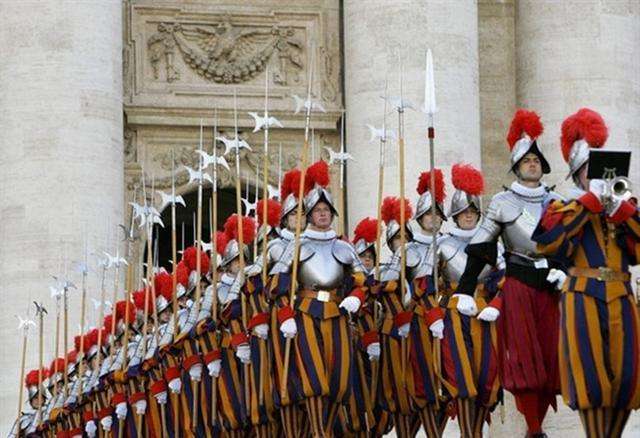 文艺复兴时期出现的职业化雇佣兵和职业化军队逐渐取代了旧贵族征召军队，普通士兵的装备水平显著上升，而军事斗争的形式也出现了变化（图为现代的梵蒂冈教皇卫队）
