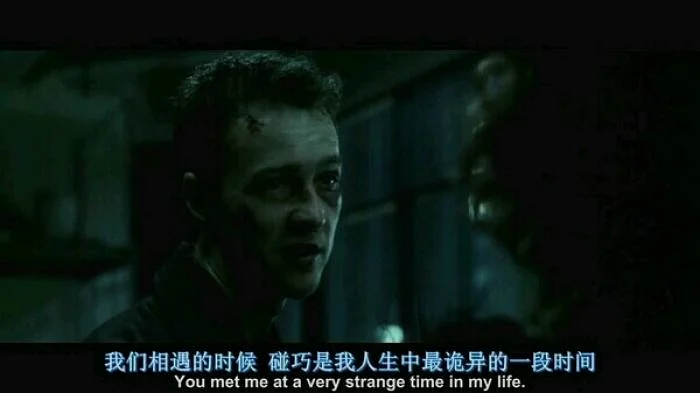 比如《搏击俱乐部》，一开场给的是泰勒把枪塞到杰克的嘴里，影片的绝大多数时间都是杰克对两人关系的回忆，直到影片结尾故事才转回了被绑架的杰克身上。