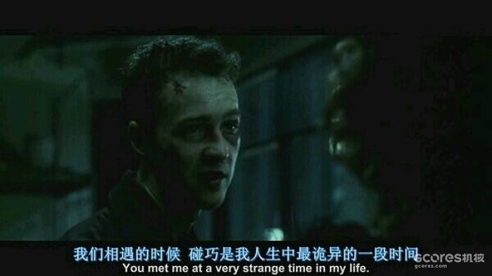 比如《搏击俱乐部》,一开场给的是泰勒把枪塞到杰克的嘴里,影片的绝大多数时间都是杰克对两人关系的回忆,直到影片结尾故事才转回了被绑架的杰克身上。