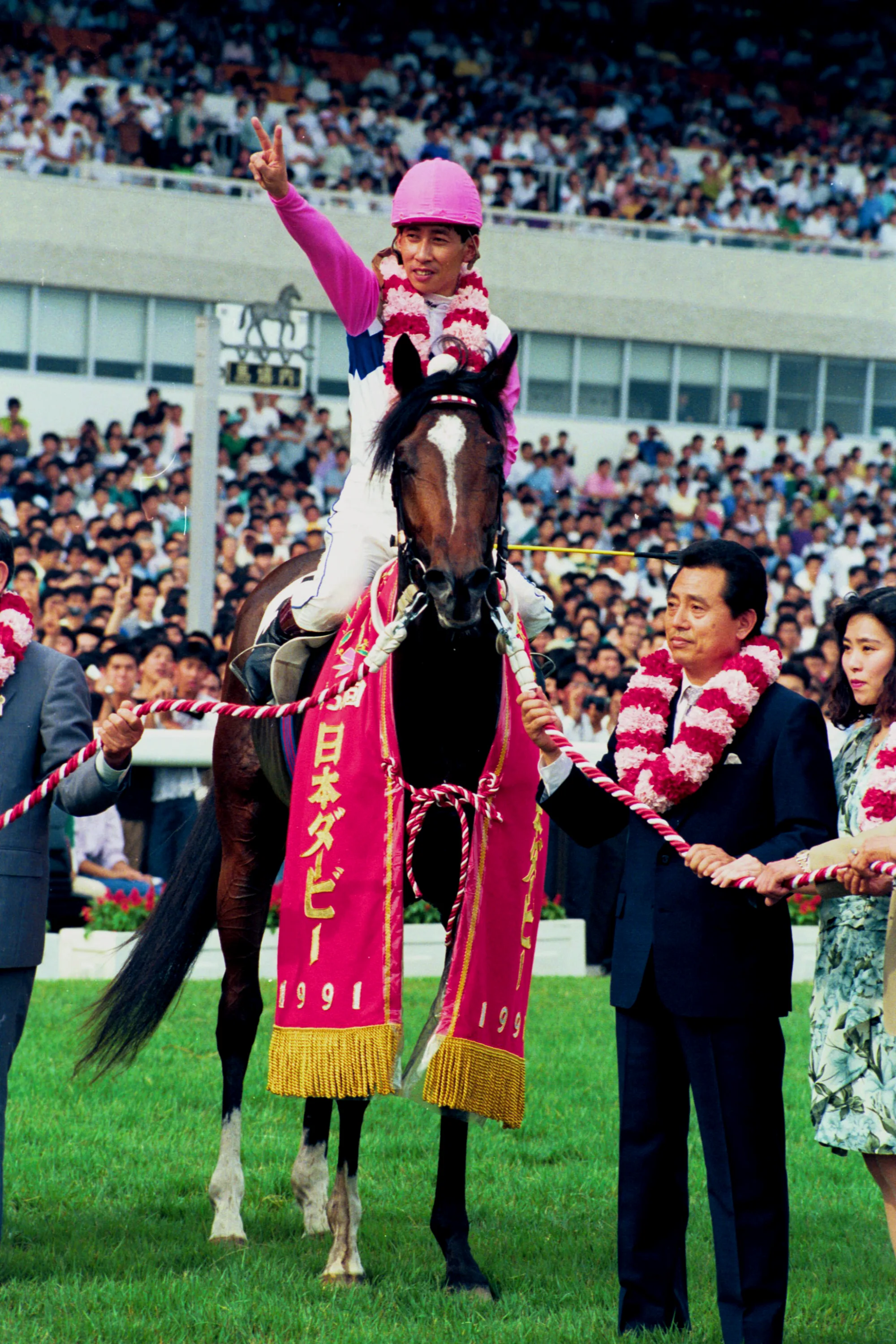 《赛马娘》中帝王的决胜服的配色也与当年东海帝皇的骑手安田隆行的比赛服颜色完全一致。