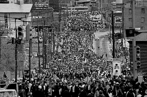 1968年4月8日，许多人来到马丁路德·金一直传教的亚特兰大市埃比尼泽浸礼会教堂(Ebenezer Baptist Church)，向这位遭到暗杀的黑人领袖致哀。轰轰烈烈的美国黑人民权运动，在这一年画上了一个句号。