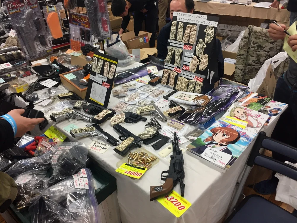 六楼玩具枪展厅专卖果体美少女题材的浮雕握把片的摊位