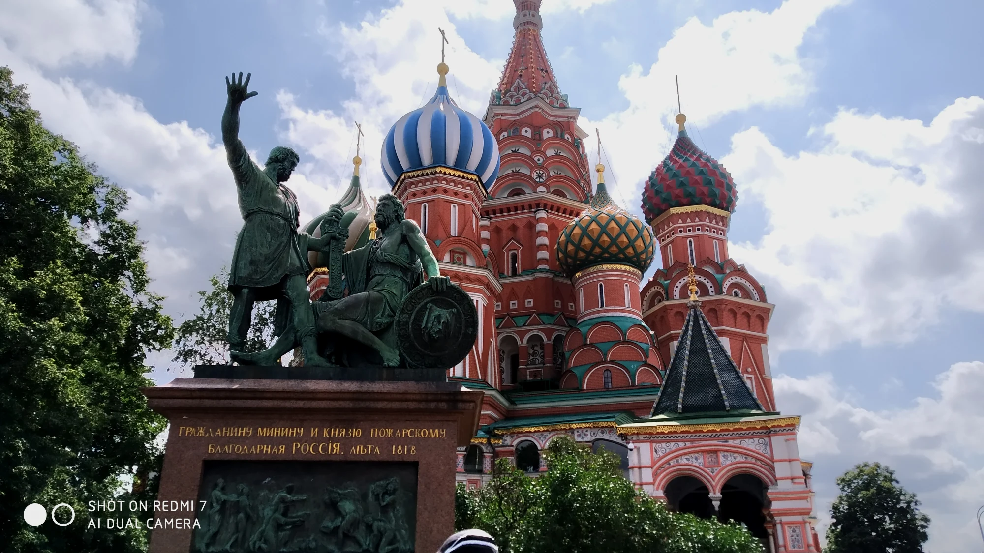 米宁和波扎尔斯基纪念碑（Памятник Минину И Пожарскому）和背后的瓦西里升天教堂