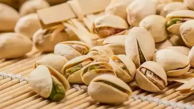 开心果成熟以后外壳微微打开，像一个人咧着嘴巴在笑，所以取名为开心果。