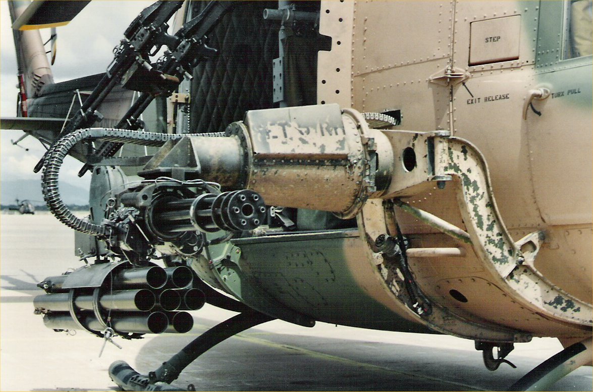 UH-1G 武裝直升機變體，搭載火箭巢，雙聯側機槍與遙控加特林吊臂，真正具備一次掃射砍伐一片林地讓樹木不再說話的能力。