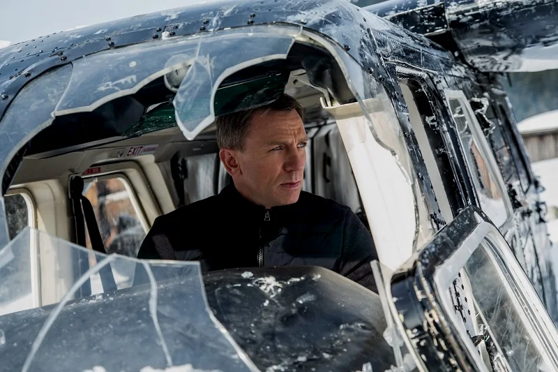 《007：幽灵党》被撞碎的玻璃“刚巧”形成了主角的头像框
