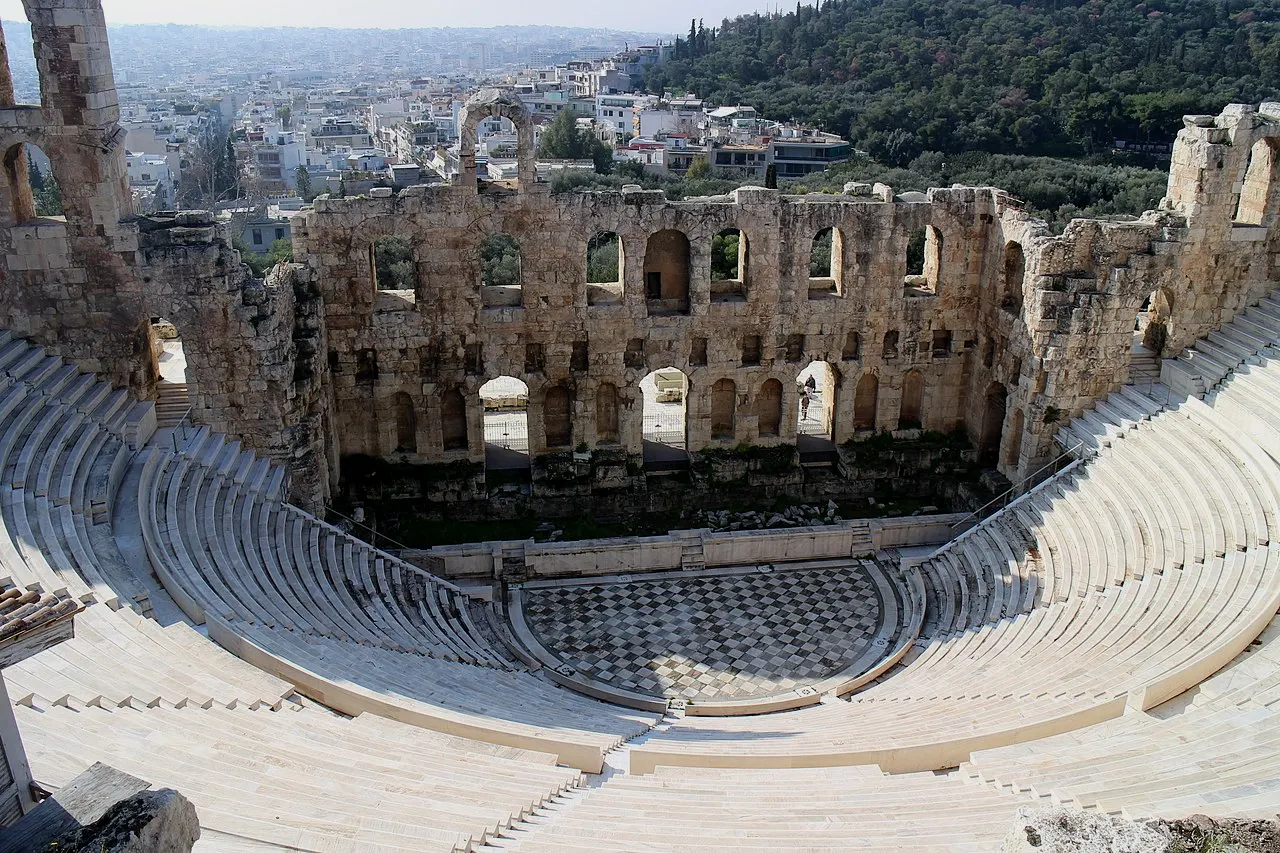 希腊依赖地形建造的剧场