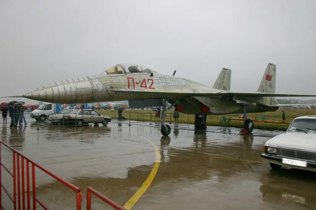 2004年朱可夫斯基的P-42，依然保留了没有涂装的样子，接缝处的密封也脱落了一些