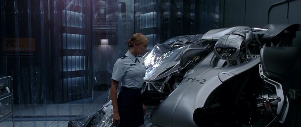 “为什么T-X不把所有单位都唤醒”——因为实际上道具组只做了三台能动的