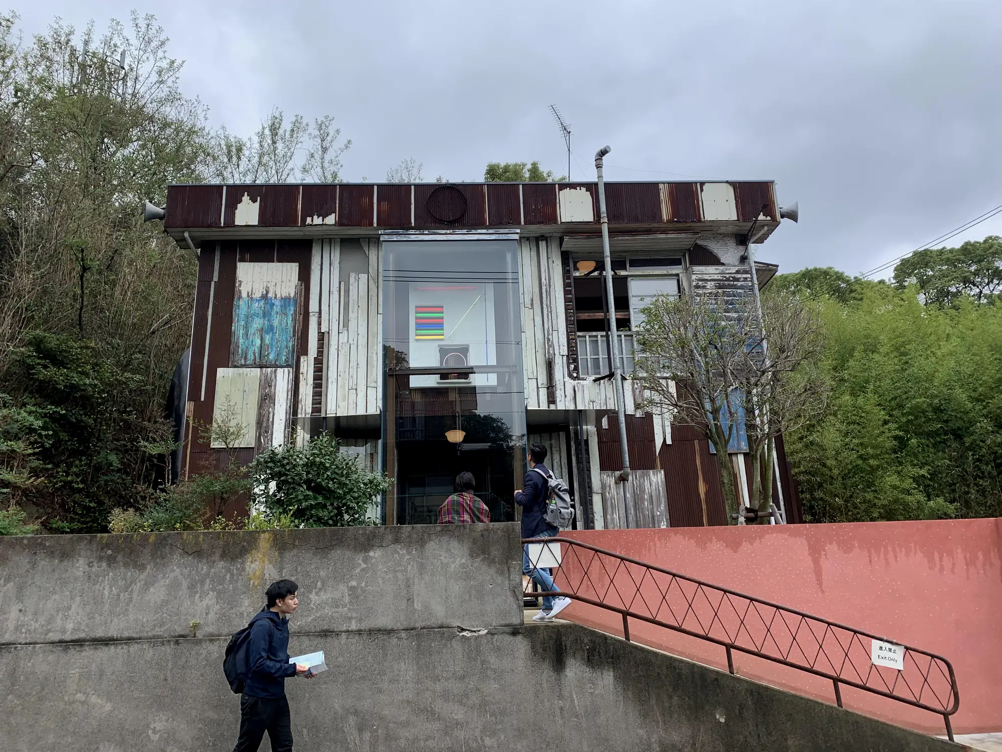 一间曾经是牙医房子改成了一个极为夸张极具张力的艺术品