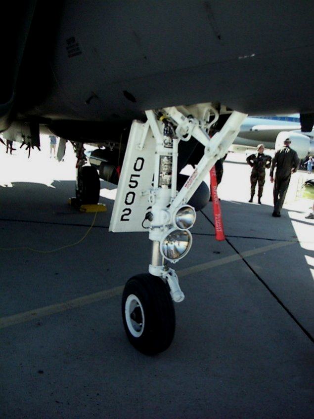 如YF-23的前起落架便是取自F-15。其他诸如燃油泵得各种子系统来源涵盖了从教练机到直升机乃至航天飞机在内各种现成型号的货架部件。