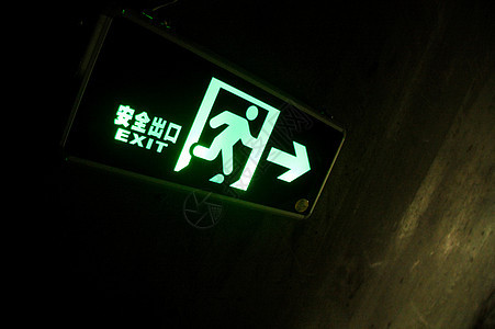 如果是夜晚的剧院地图，安全出口的灯标将成为很好的符号引导