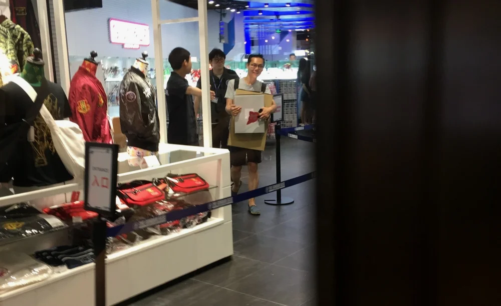 第一位结账的哥们，因马上就要剁手而笑得格外灿烂