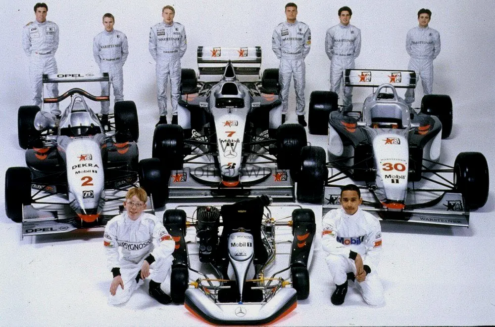 1998年迈凯伦车队阵容，从2020年回头看，这张合照里有9个F1冠军。
