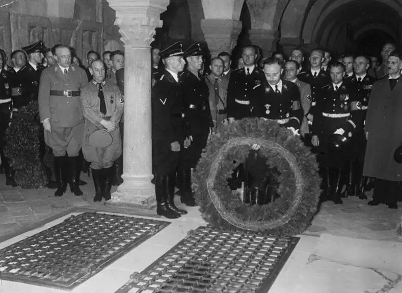1938年，希姆莱参拜亨利一世王陵，参拜仪式自1936年开始每年一次