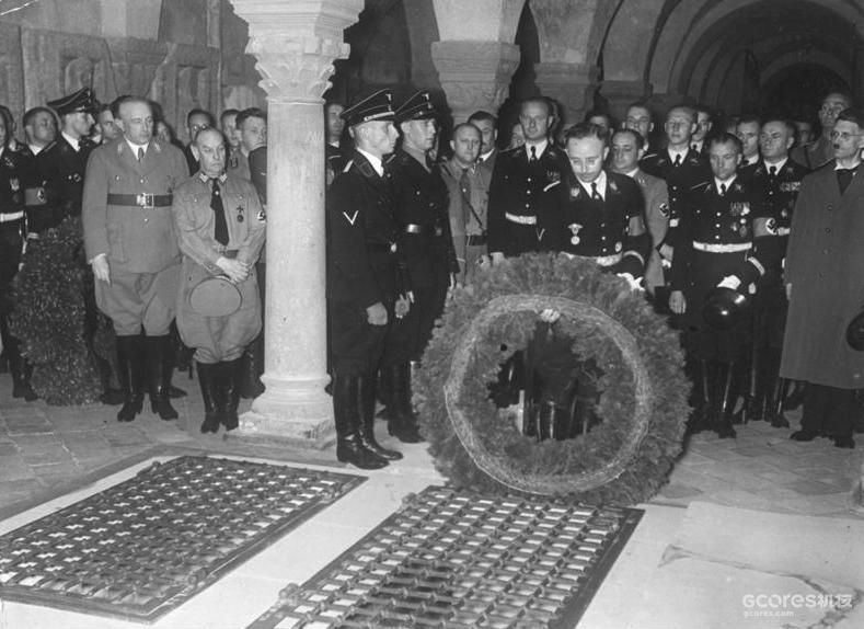 1938年，希姆莱参拜亨利一世王陵，参拜仪式自1936年开始每年一次