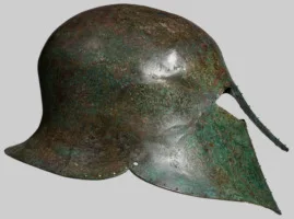 前6世纪的科林斯头盔，护颈可以在一定范围内保护使用者的脖子