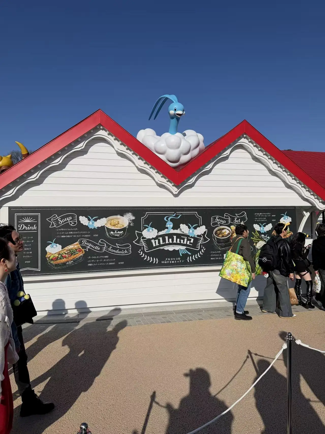 另一家可选的餐厅是七夕青鸟的店，售卖的大多是华夫饼、奶茶等甜品