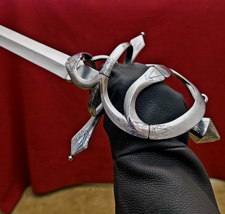 盘花护手对持剑手的保护，让剑斗技术有了很大改变，剑士可以放心地将手臂伸展探出，尽量延长攻击距离而不必时刻担心被剁手。