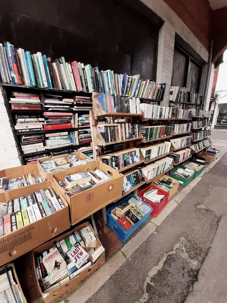 书店的正常操作。旧书店在外面的都是价值非常一般的书目。