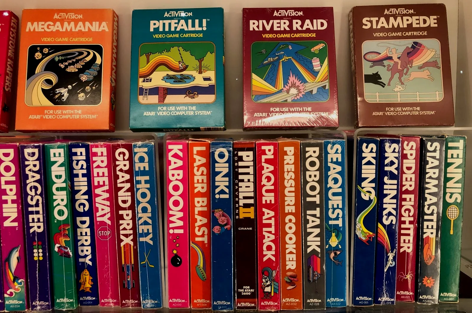 动视的游戏卡带包装风格与LOGO上的彩虹一脉相承，下排中间《PITFALL II》上五个小小的字母CRANE严肃、可爱而令人感动