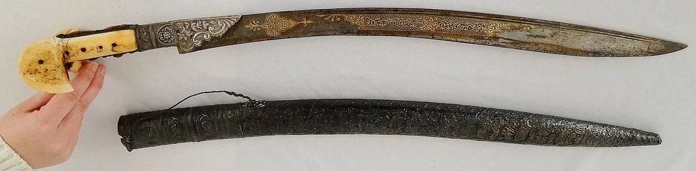 土耳其另一种特色武器，反曲刀Yataghan，刀身线条有几分当年希腊Kopis的影子。