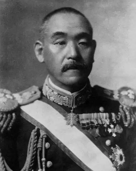 海军重臣铃木贯太郎继任旧帝国最后一届首相，铃木当年在226事变中遇刺重伤未死，过渡期却又当选首相，过渡完成后旋即解职，旧帝国体系也随之土崩瓦解