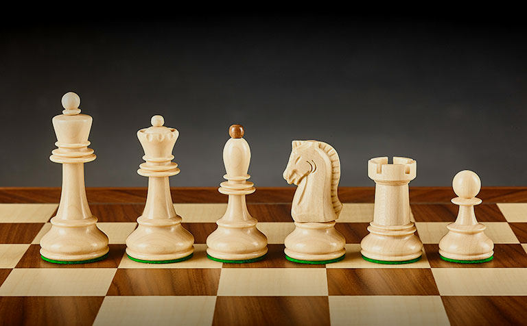 Дубровник （Dubrovnik）：受到斯汤顿影响而设计，这套是鲍比费舍尔爱用的套件。此套件是1950年第9届国际象棋奥林比克赛专用套，原版仅有50套。本届比赛是国际象棋协会与前南斯拉夫政府共同举办，其时领导人为铁托，举办地点便是Дубровник，如今属于克罗地亚。请注意马头与其他昂首者不同。