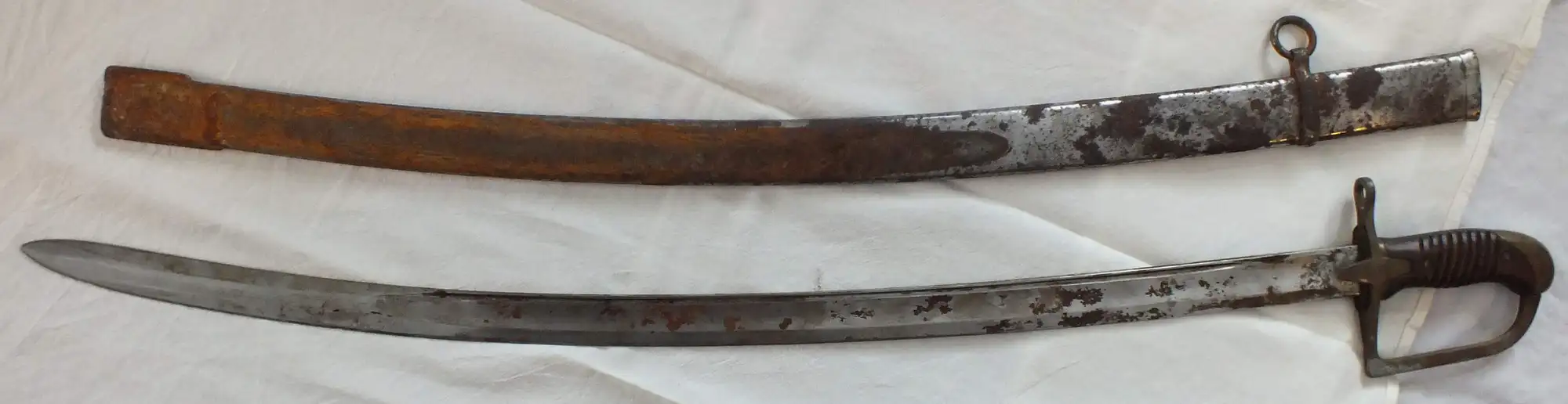 波兰wz.34式军刀，这种1934年生产的刀剑在二战时期曾被使用过。1939年波兰战役期间波兰骑兵一共有16次确认的冲锋，不过没有一次是针对坦克的