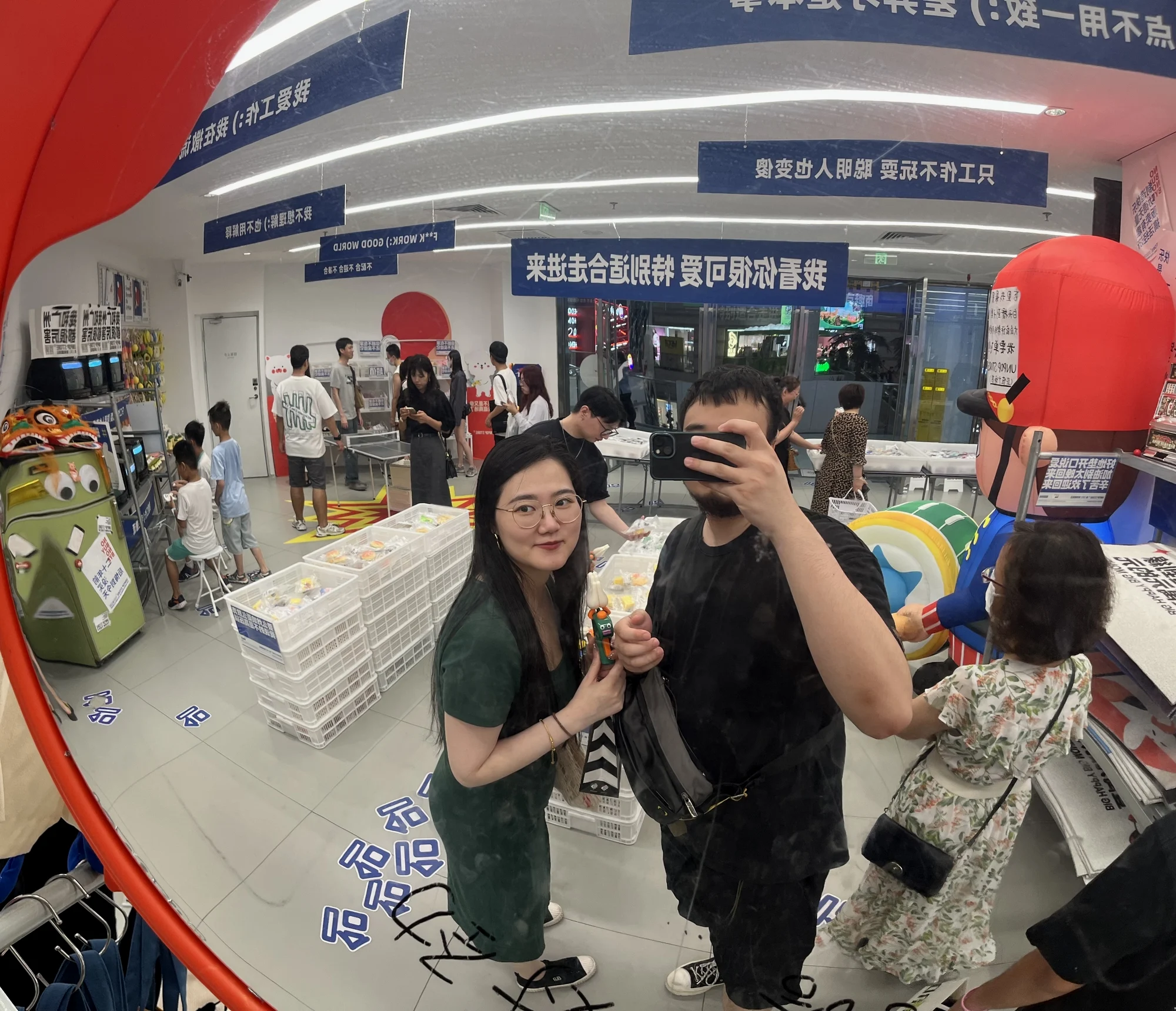第一天到广州时跟朋友吃饭后一起逛街时与男友在某店自拍