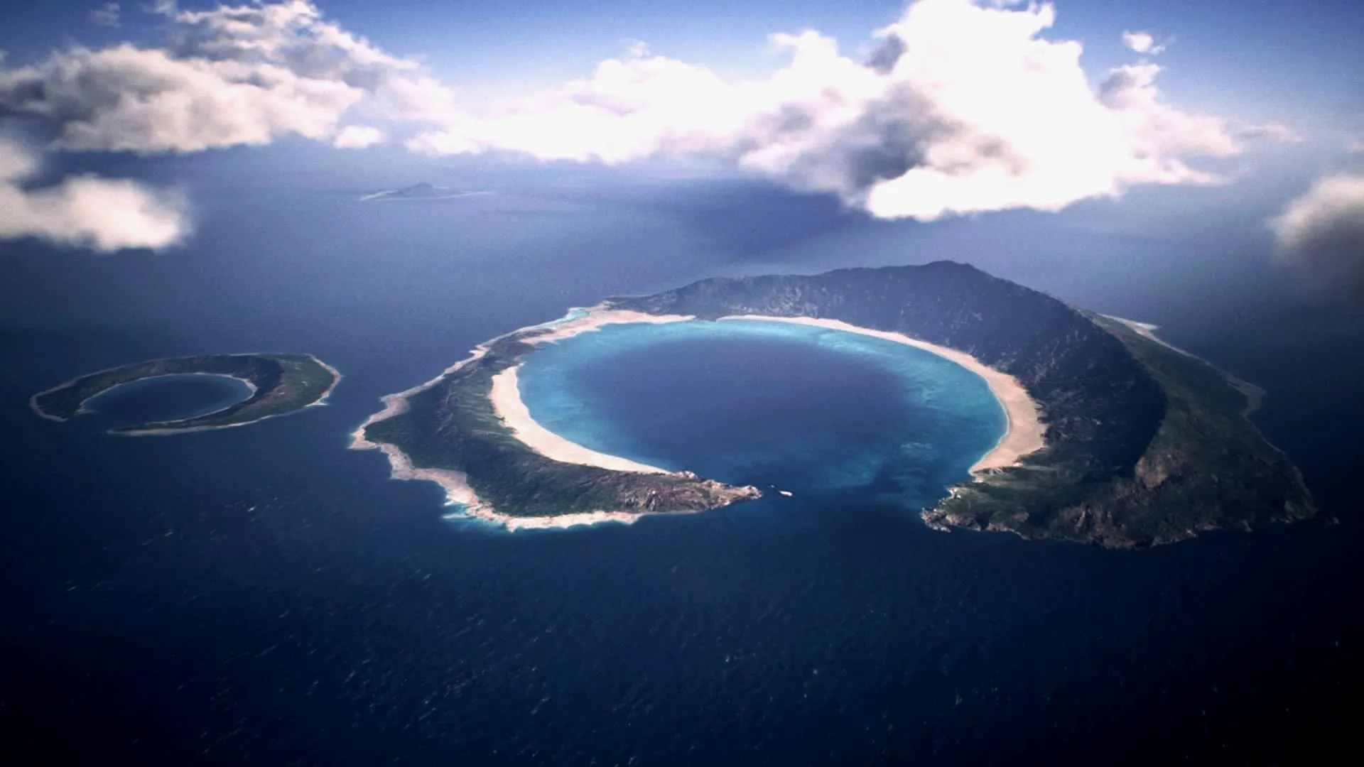 纽曼(Newman)陨石坑，位于灰堡岛(Fort Grays Island)以北的岛屿，在撞击之前该岛为USEA大陆东南海域最大的人口聚居地之一，其被遗弃的城市遗迹仍存在于岛屿西侧。