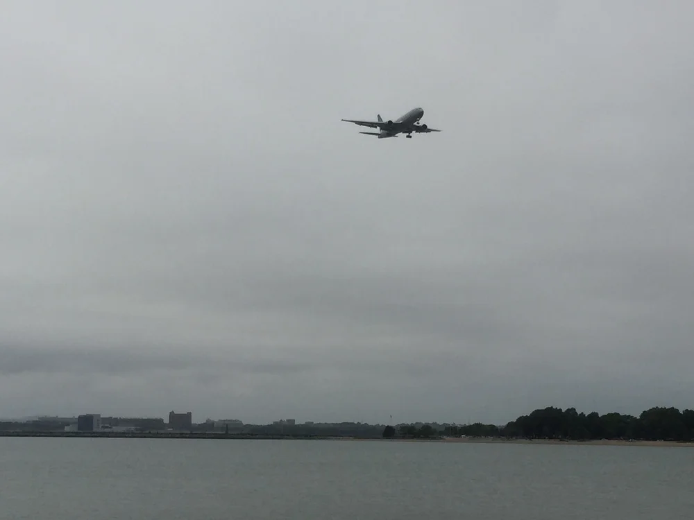 对岸就是波士顿机场，看，天上有灰机