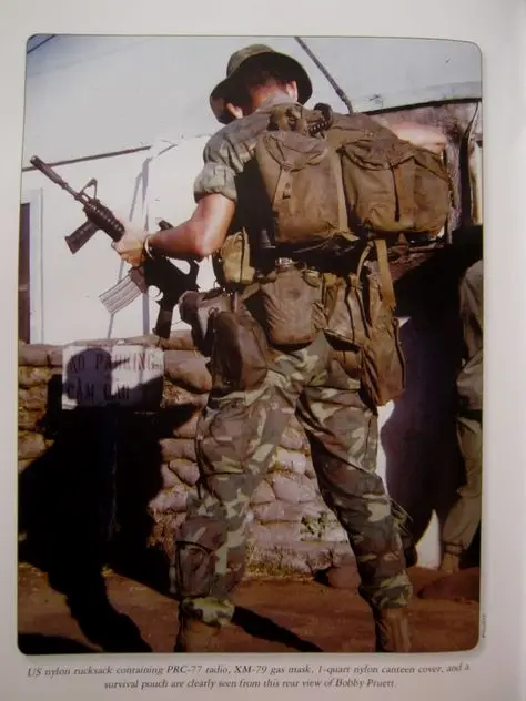 使用热带背囊（Tropical Rucksack）的特战队员——就是前面用改造过的56半肚兜装30发步枪弹匣那张同一个人