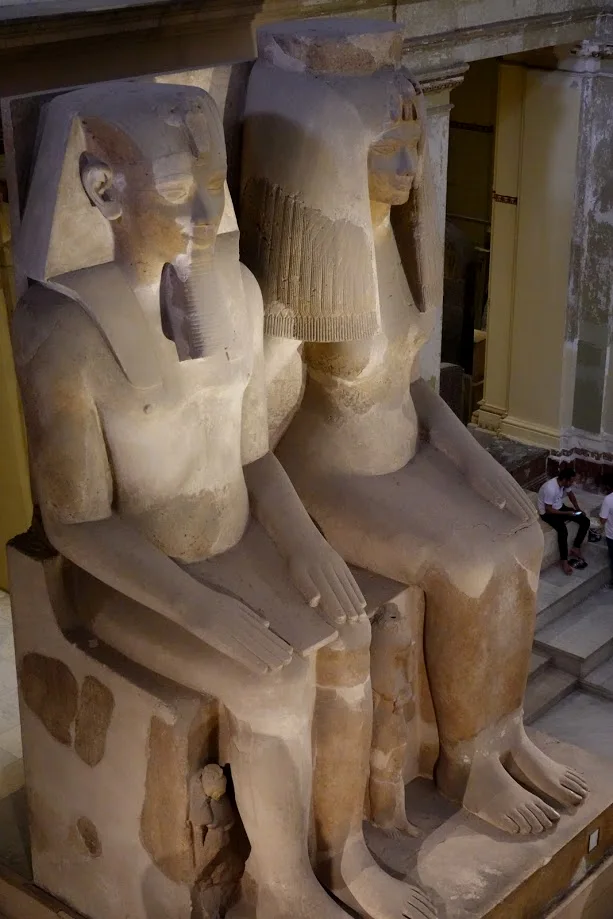 阿蒙霍特普三世和王后泰伊的七米巨像，塑于公元前1360年；后边坐的人可作为参照物