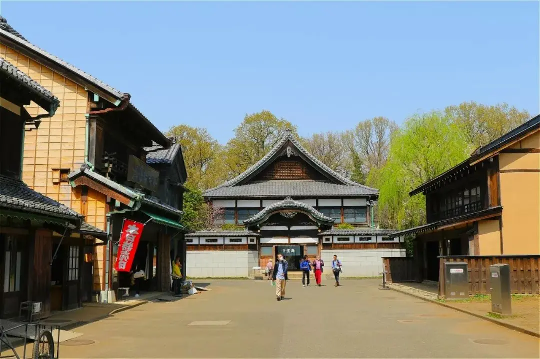 位于建筑物园的这座澡堂是油屋的原型，唐破风式正门和动画里的油屋一模一样