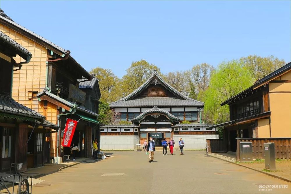 位于建筑物园的这座澡堂是油屋的原型，唐破风式正门和动画里的油屋一模一样