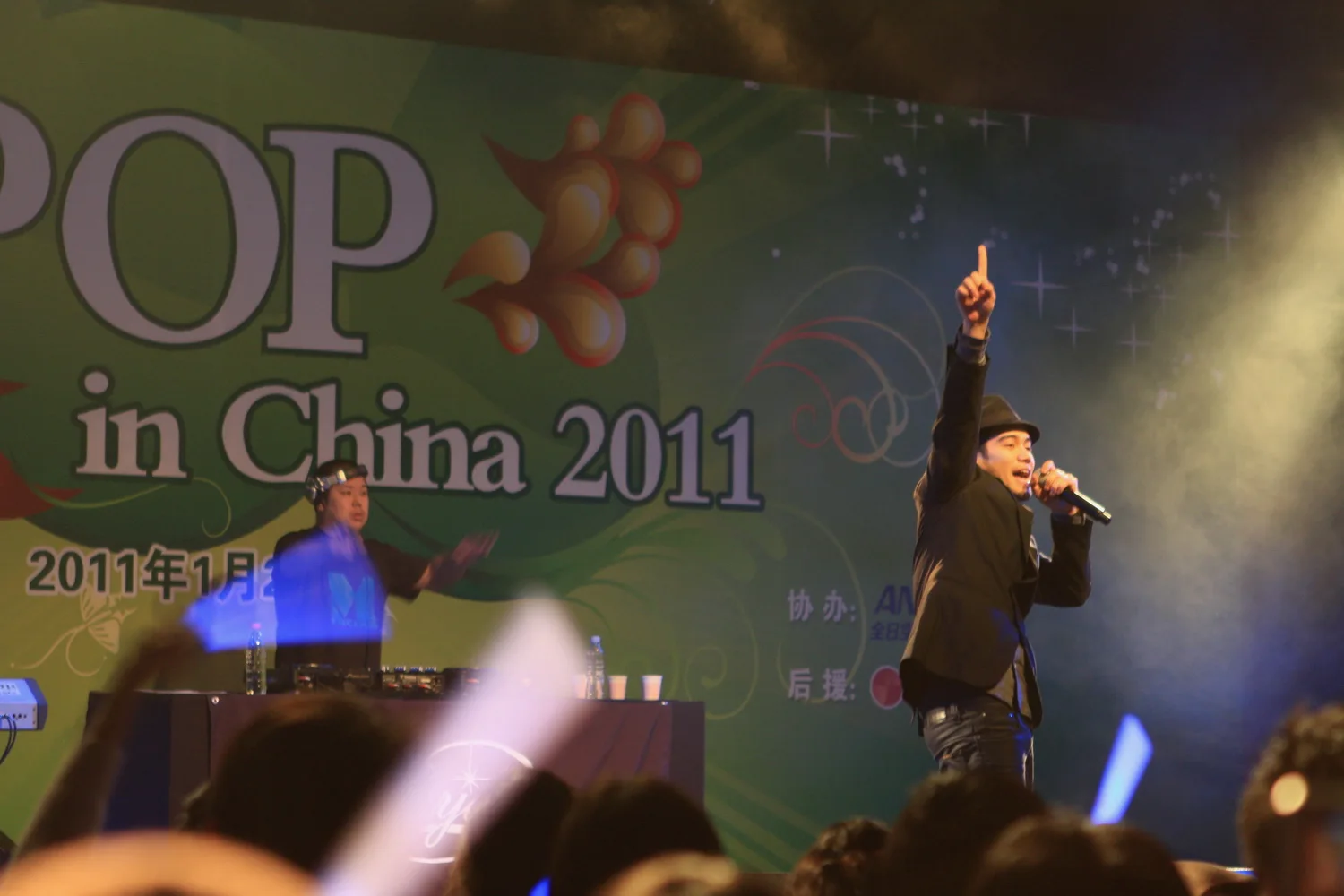 2011年的北京糖果举办了一场曾经为《寒蝉悲鸣之时》演唱过歌曲的日本歌手彩音的小型演唱会。