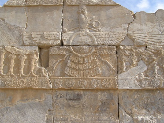 琐罗亚斯德教守护天使佛拉瓦奇，代表自然规则。Faravahar relief in Persepolis.图片自wikipedia