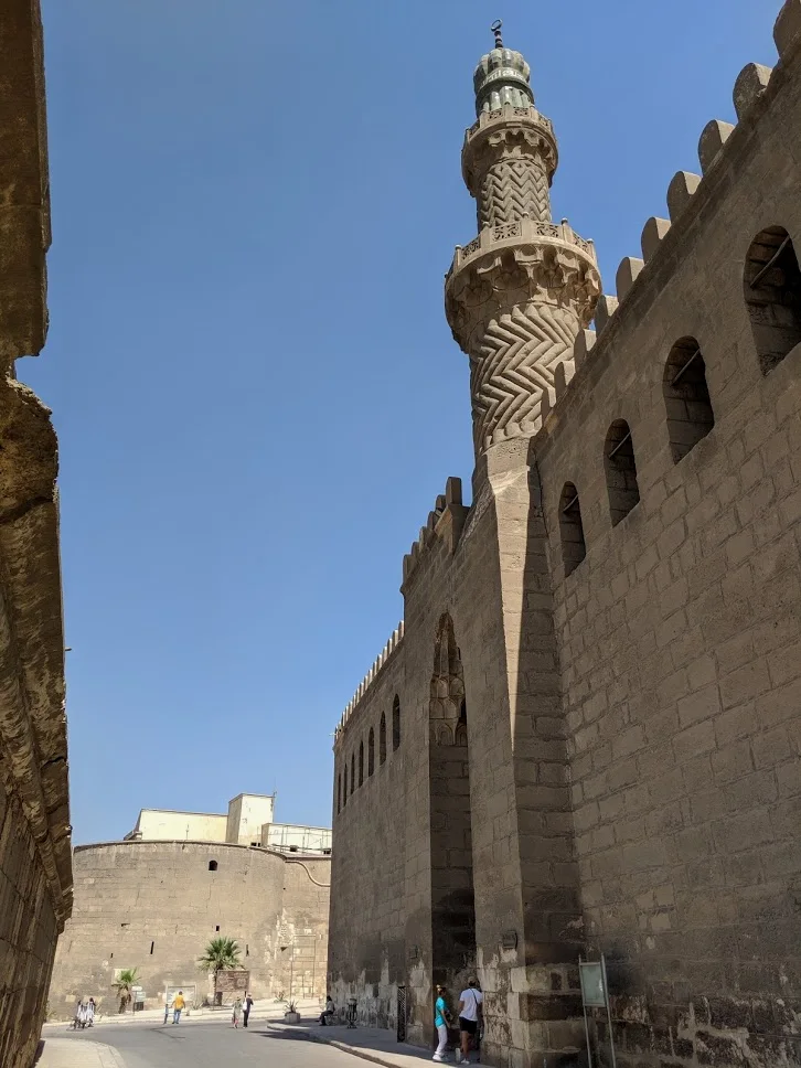 宣礼塔筑在门顶，与后世清真寺的形制不同