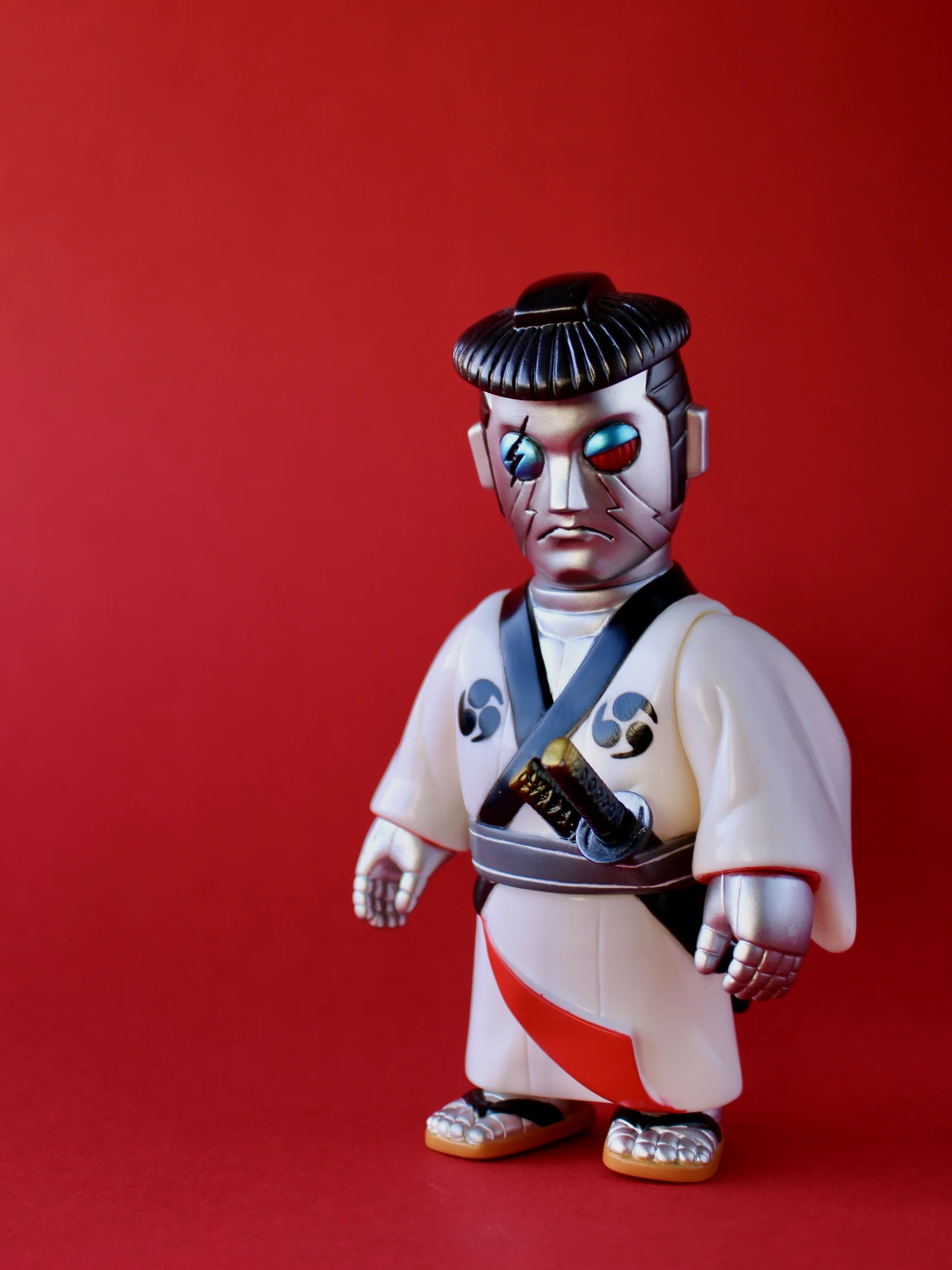 雷藏是日本玩具品牌SamuraiDoll为大江户Robots系列推出的角色之一，为剑客造型，全身分件多达9个。