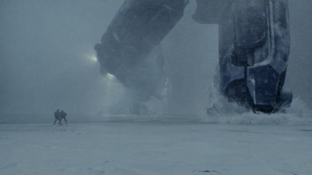 《环太平洋》（2013）剧照 危险流浪者瘫倒在冰原上