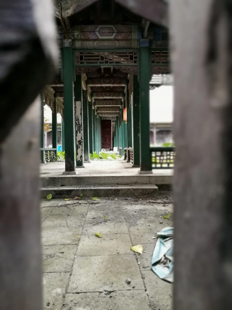 透过门缝，一窥“荣宁府”内