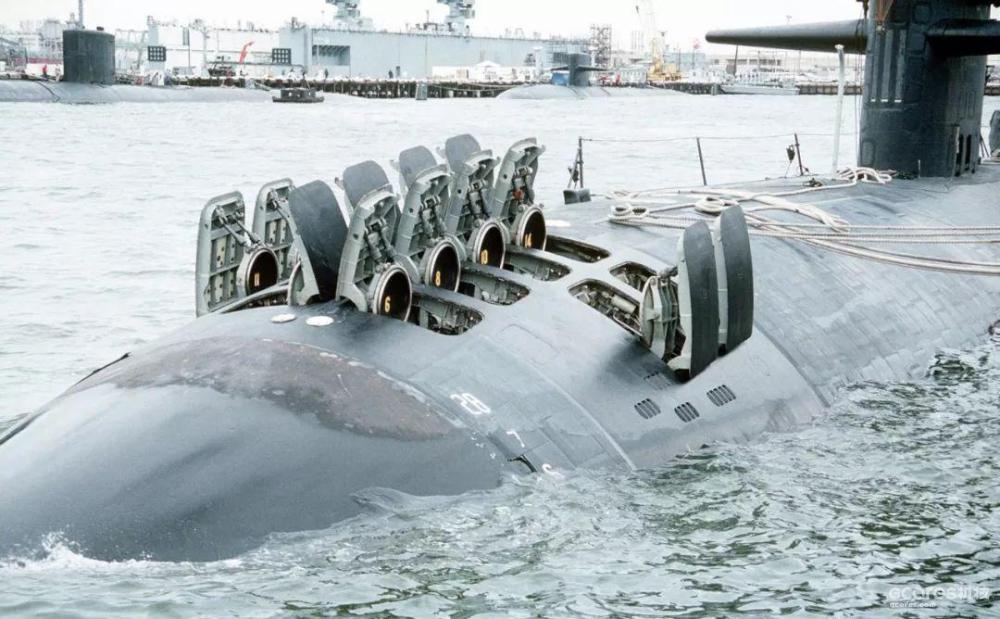 部分洛杉矶级核潜艇改装了巡航导弹发射管，也可用于发射巡航导弹。