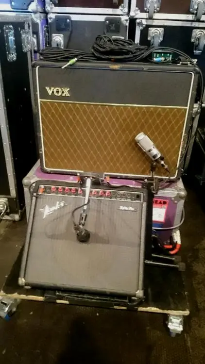 Jonny 打平的 EQ 设置可以从这张拍摄自2017年7月1日 Radiohead 在 Rock Werchter 的照片中被看见（[2]，Audio Kitchen 吉他音箱的制造者）。