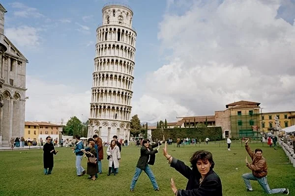 借位拍摄扶塔的照片已经是全世界游客的经典项目了