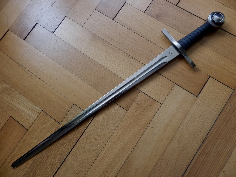 中世纪典型的Arming Sword，有了初步的十字护手（Cross-guard），配重球（Pommel）也已经初步定型。这种剑主要是配合鸢盾（Kite Shield）使用。