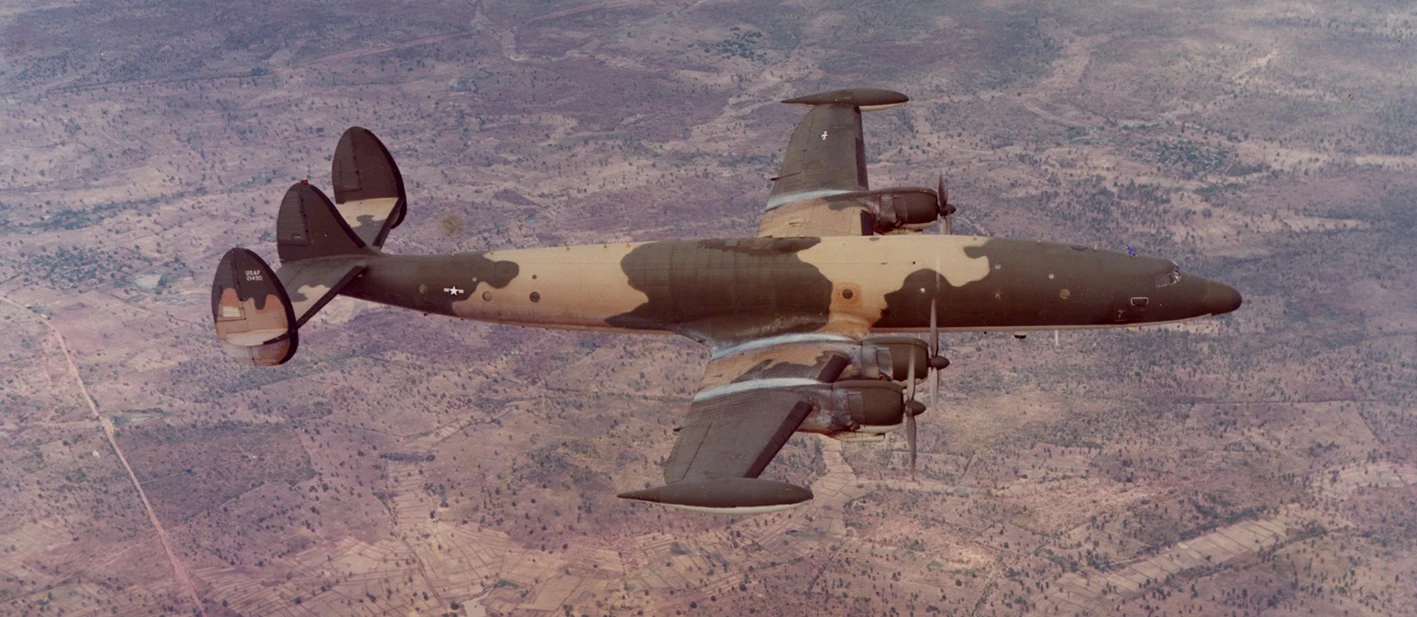 越南丛林上空的EC-121，预警机的出现让F-4机组不再担心遭受米格的掠袭