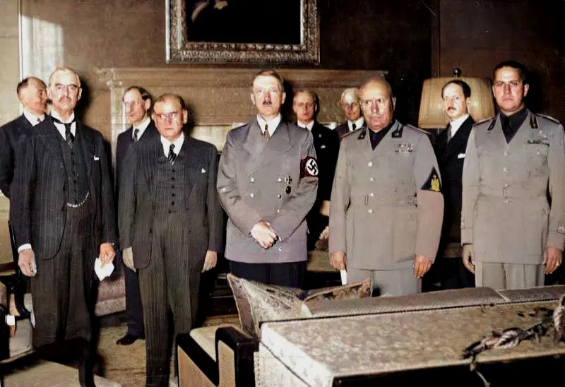 左至右：张伯伦、达拉第、希特勒、墨索里尼和意大利外交大臣齐亚诺准备签署协定。